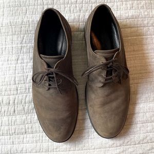 Mens ecco brown nubuck lace tie shoe size 41. Like new condition.